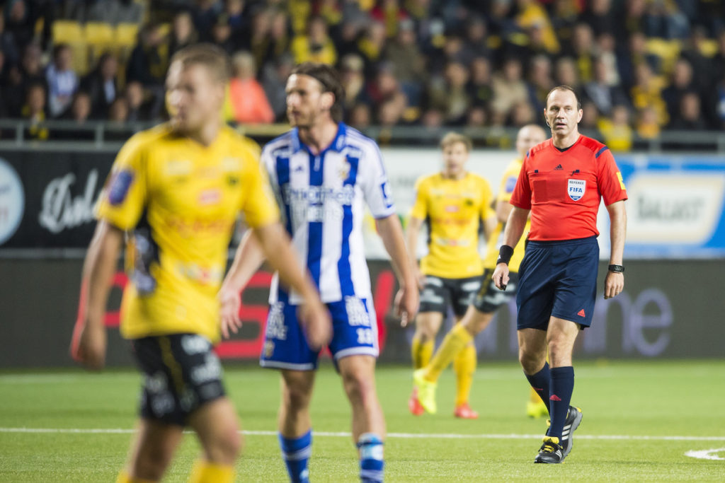 150924 Domare Jonas Eriksson under en fotbollsmatch i Allsvenskan mellan Elfsborg och IFK Göteborg den 24 september 2015 i Borås. Foto: Jörgen Jarnberger / BILDBYRÅN / Cop 112