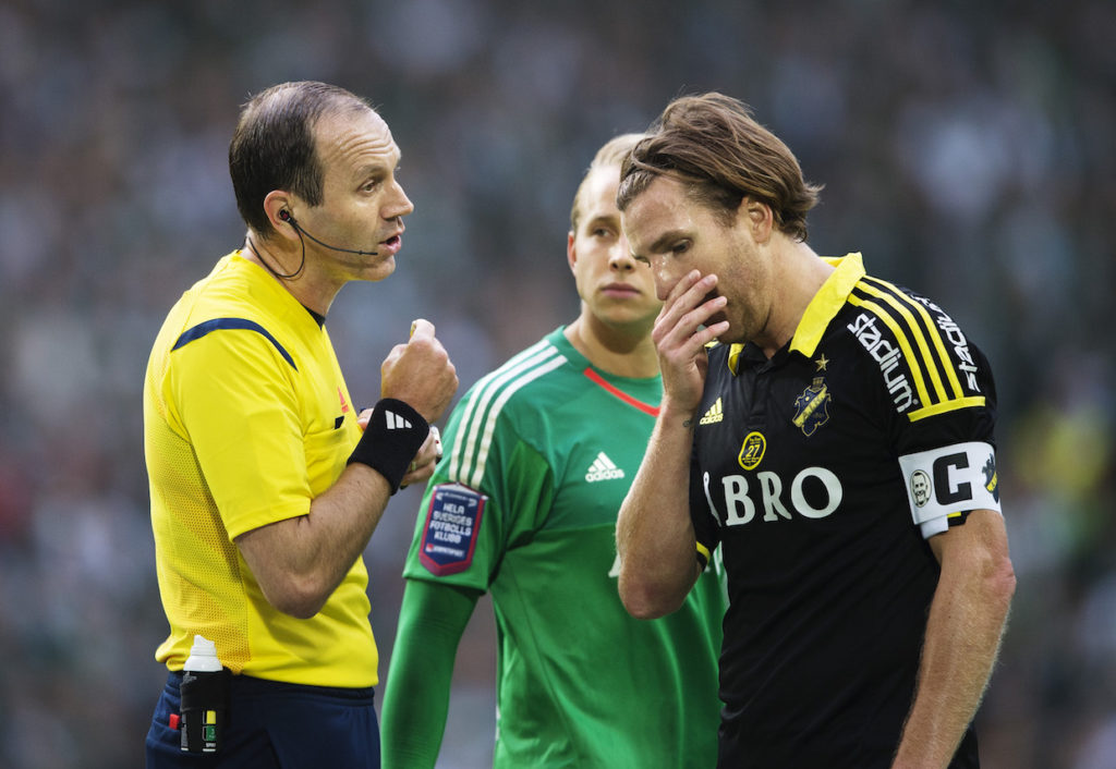 150927 Domare Jonas Eriksson i samtal med AIK:s Nils-Eric Johansson under fotbollsmatchen i Allsvenskan mellan Hammarby och AIK den 27 september 2015 i Stockholm. Foto: Joel Marklund / BILDBYRÅN / kod JM / 87079