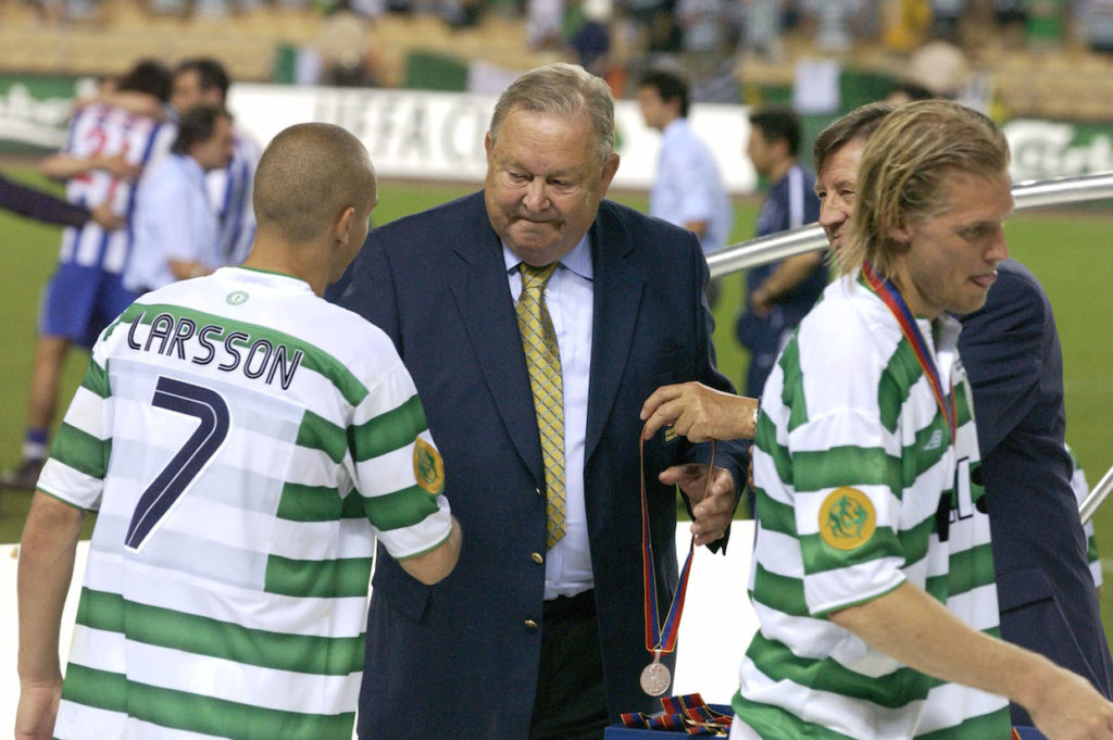 2003. Final i UEFA-Cupen. Celtic v Porto: Henrik Larsson, Celtic får sin medalj av Lennart Johansson.