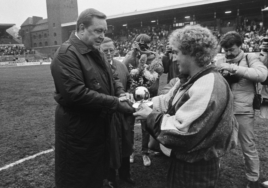 1986. AIK - Malmö FF: Robert Prytz får Guldbollen av Lennart Johansson.