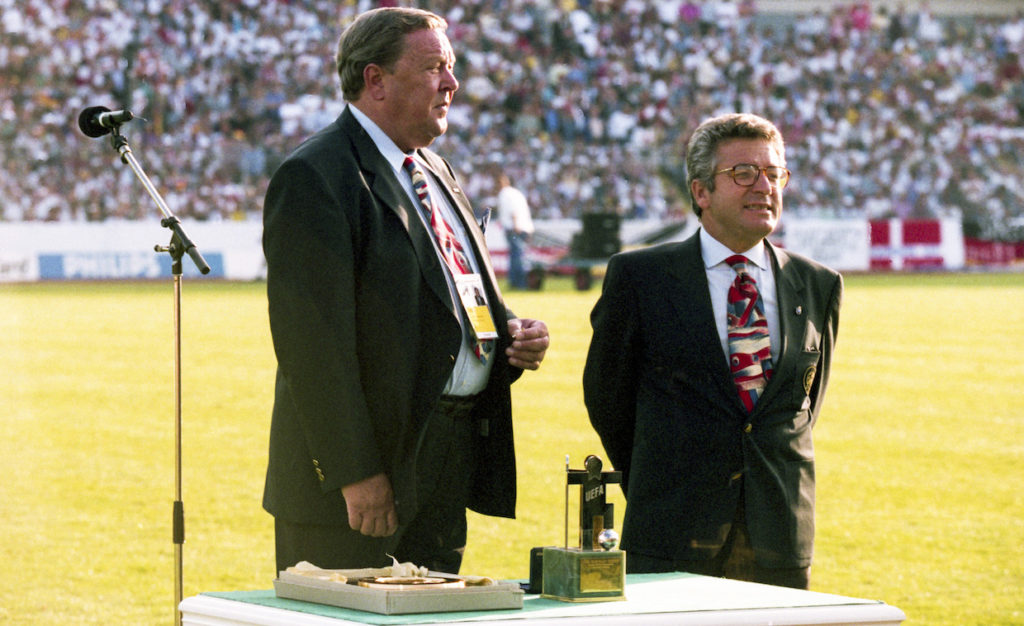 EM 1992, Final, Danmark - Tyskland: Lennart Johansson, Uefa, prisutdelare.