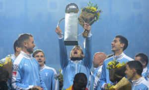 Malmö FF jublar för SM-guldet med pokalen Foto: Ludvig Thunman / BILDBYRÅN 