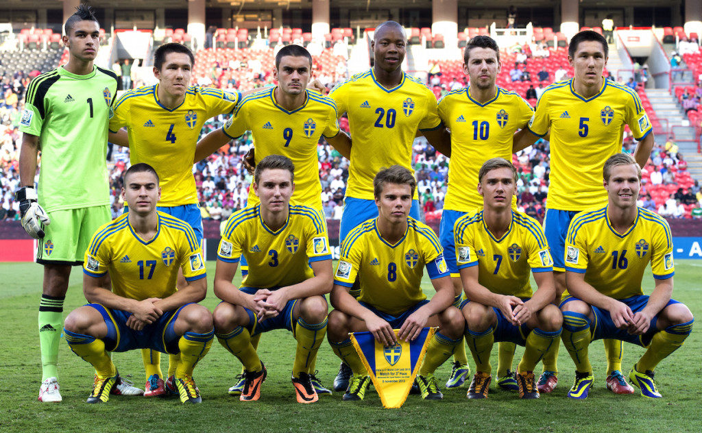 Den svenska startelvan, bakre raden från vänster: Sixten Mohlin, Sebastian Ramhorn, Valmir Berisha, Carlos Strandberg, Erdal Rakip, Johan Ramhorn. Främre daden från vänster: Mirza Halvadzic, Ali Suljicunder, Elias Andersson, Linus Wahlqvist, Gustav Engvall innan bronsmatchen i U17-VM den 08 november 2013 i Abu Dhabi. Foto: Daniel Stiller / BILDBYRÅN / kod DS / 58269