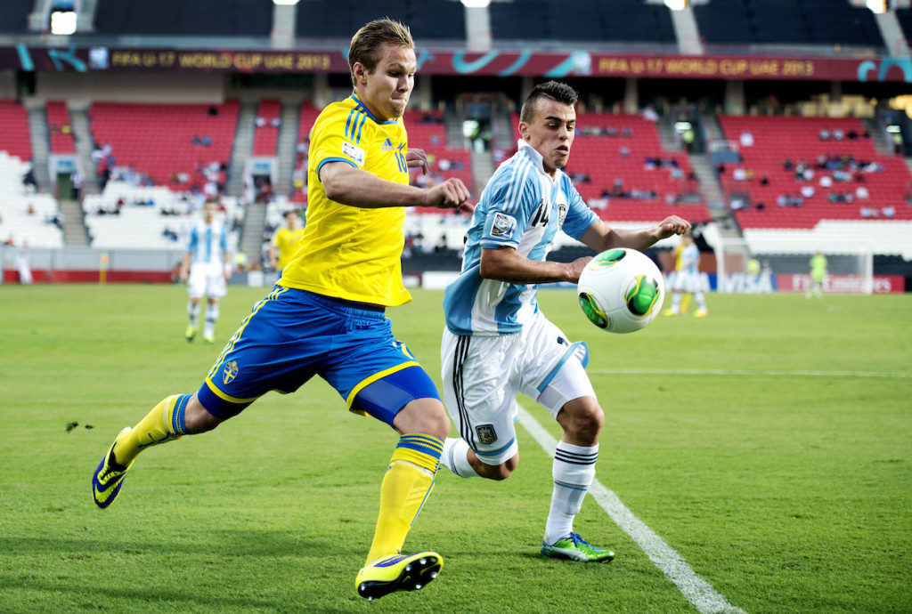 Gustav Engvall i kamp med Argentinas Lucio Compagnucci under bronsmatchen i U17-VM i Abu Dhabi 2013. Foto: Daniel Stiller / BILDBYRÅN