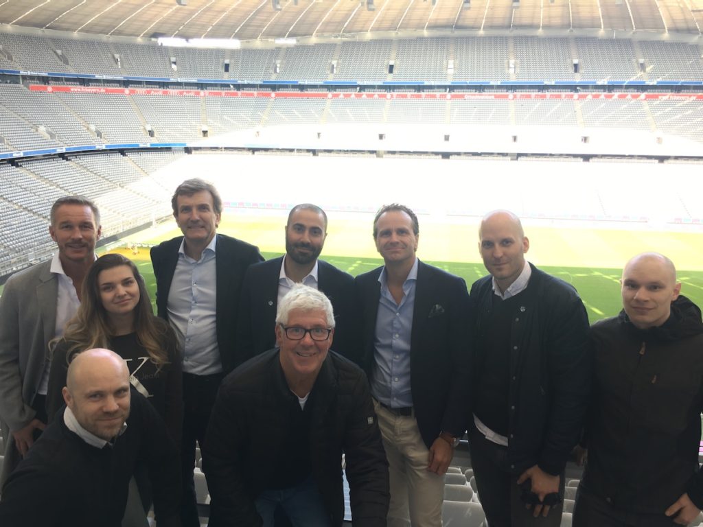 Deltagare bakre från vänster: Patrik Andersson, Anders Sewerin (Cruyff Institute), Kaveh Sarvari (Svensk Elitfotboll), Jan Karlsson (Svensk Elitfotboll), Robert Johansson (Svensk Elitfotboll), Ola Laxvik (Östersunds FK). Främre raden: Göran Matzén (Östersunds FK), Michelle Bebic (IK Sirius), Hans Göran Tägtström (IK Sirius).