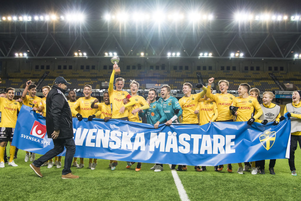 Elfsborgs lagkapten Tim Stålheden höjer pokalen och jublar med övriga spelare efter segern i U17 SM-finalen