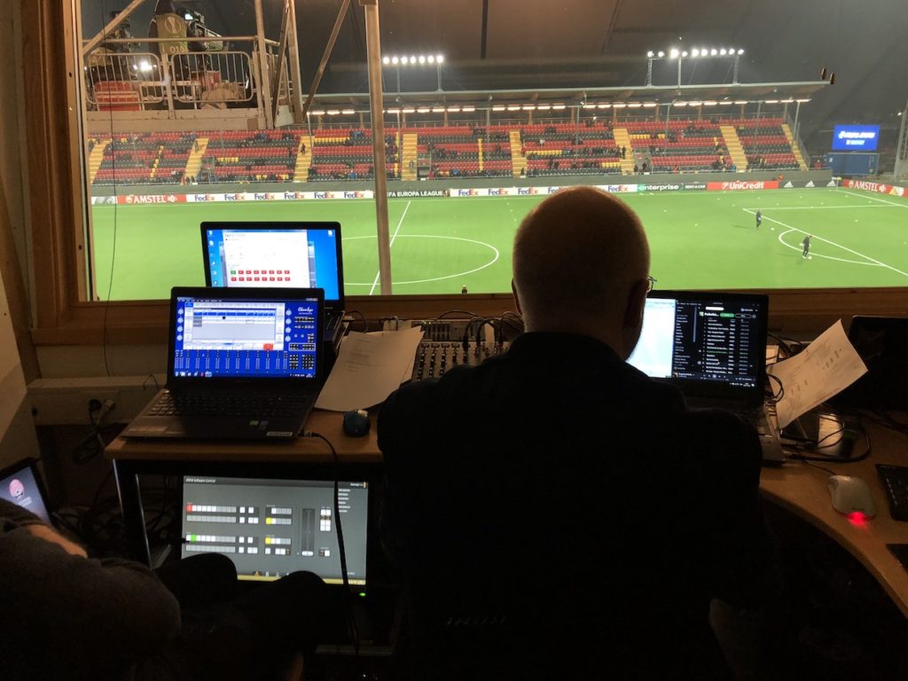 Lasse Landin sitter och blickar ut över arenan innan match