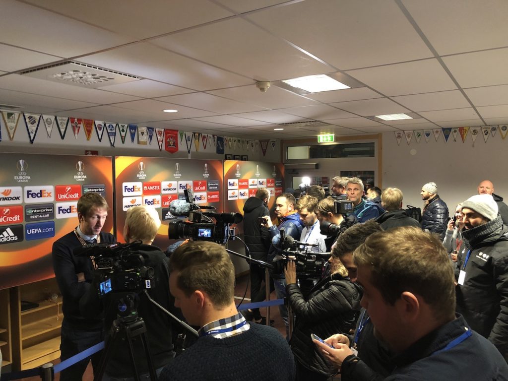 En rörd Graham Potter möter media efter matchen