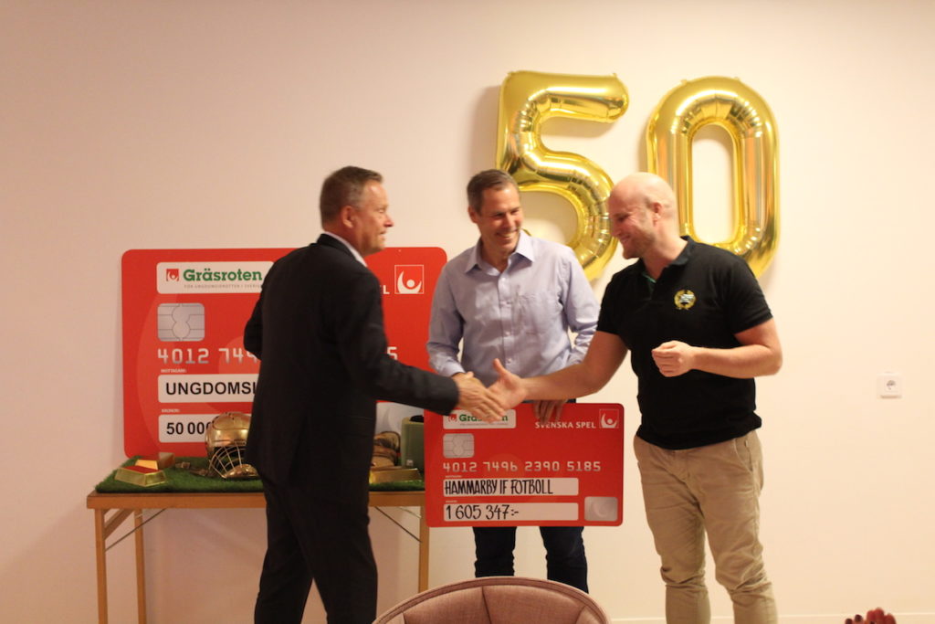 Hammarbys Föreningschef Peter Kleve tar emot en check på 1.6 miljoner kronor från Svenska Spel