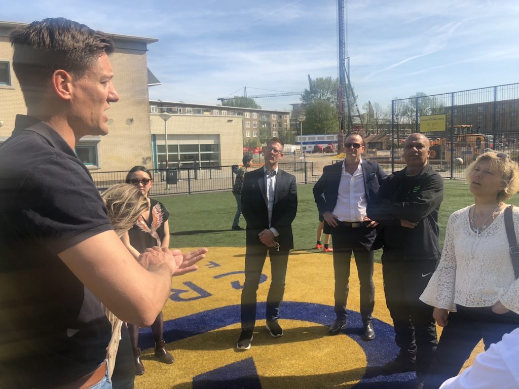 Niels Meijer, Director på Cruyff Foundation visar Årets Affärsteam en Cruyff Court i Amsterdams utkanter