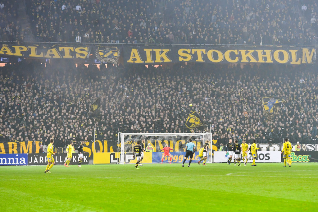 181104 Generell vy över lälktaren med AIK:s supportrar som följer spelet under fotbollsmatchen i Allsvenskan mellan AIK och GIF Sundsvall den 4 november 2018 i Stockholm. Foto: Petter Arvidson / BILDBYRÅN / kod PA / 92144