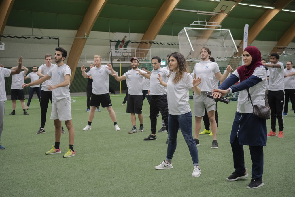 Arbetslösa och företagare värmer upp inför fotbollsmatcherna