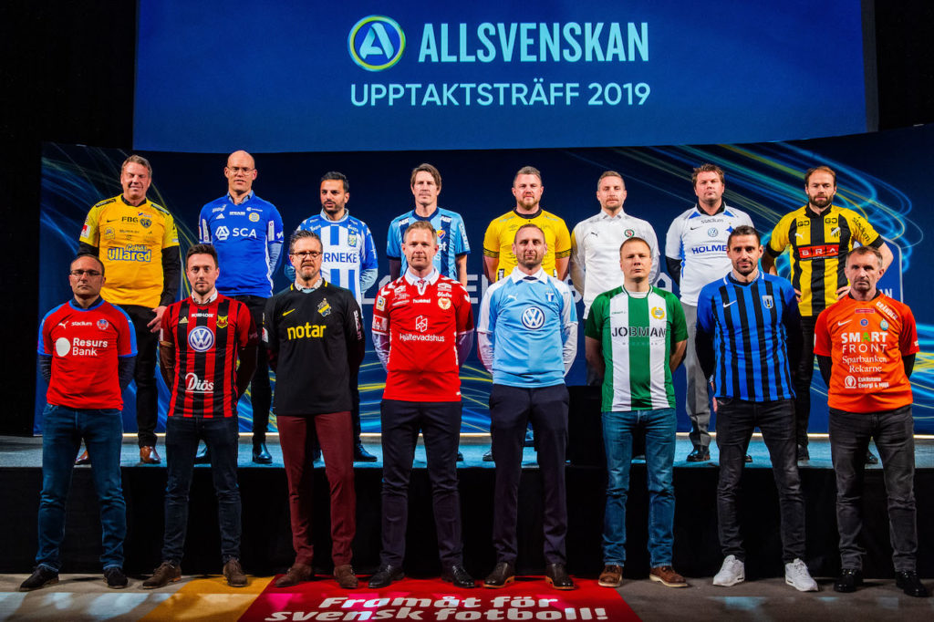 Tränarna poserar för ett gruppfoto med lagtröjor under fotbollsallsvenskans upptaktsträff den 19 mars 2019 i Stockholm. Foto: Simon Hastegård / Bildbyrån / 180012