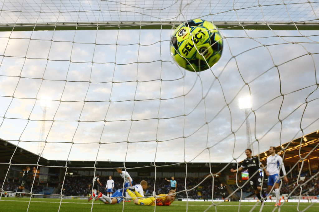 Mål 1-2 av IFK Göteborgs Giorgi Kharaishvili förbi IFK Norrköpings målvakt Isak Pettersson under fotbollsmatchen i Allsvenskan mellan IFK Norrköping och IFK Göteborg den 13 maj 2019 i Norrköping. Foto: Peter Holgersson / BILDBYRÅN / Cop 102