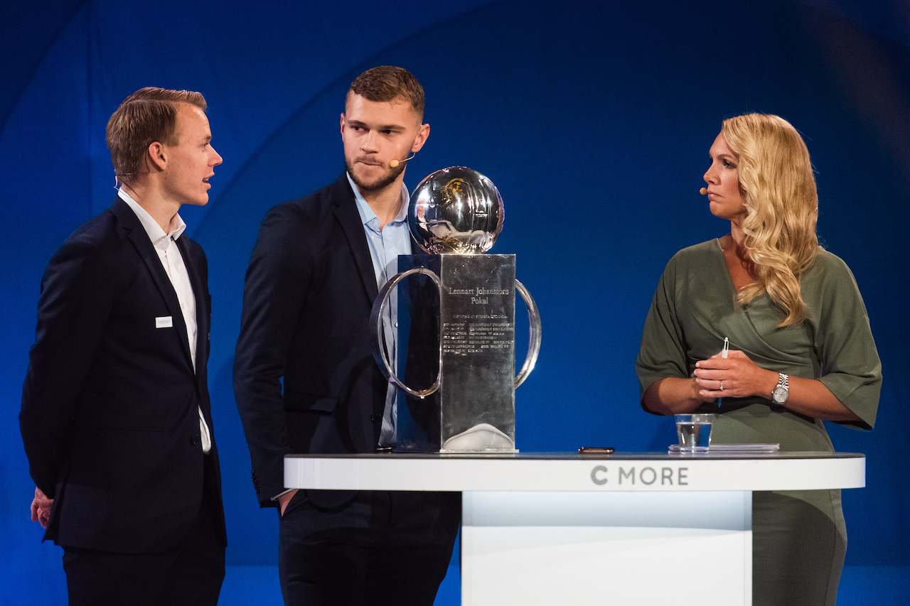 Djurgårdens Elliot Käck och Jesper Karlström med Lennart Johanssons pokal intervjuas av Cmore:s Anna Brolin under Allsvenskans Stora Pris den 5 november 2019 i Stockholm. Foto: Simon Hastegård / Bildbyrån / 180146