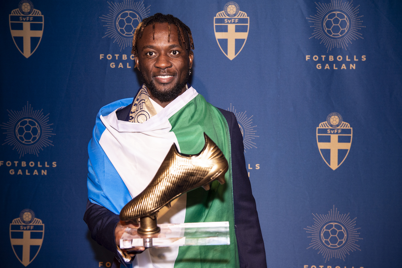 Mohamed Buya Turay poserar med priset för årets skyttekung i Allsvenskan under Fotbollsgalan den 11 november 2019 i Stockholm. Foto: Jesper Zerman / BILDBYRÅN / Cop 234