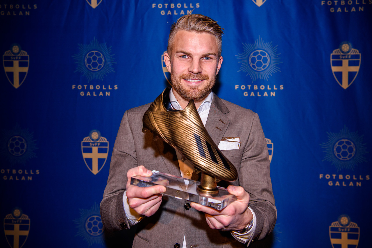 Degerfors Erik Björndahl poserar med priset för årets skyttekung i Superettan under Fotbollsgalan den 11 november 2019 i Stockholm. Foto: Jesper Zerman / BILDBYRÅN / Cop 234